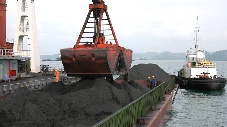 Экспорт угля в плавучем порту Хоннэт (уезд Вандон, провинция Куангнинь). Фото: ВИА Экспорт угля в плавучем порту Хоннэт (уезд Вандон, провинция Куангнинь). Фото: ВИА