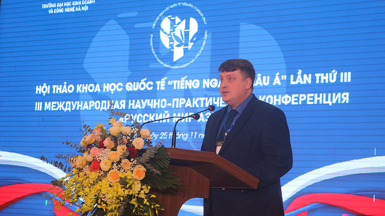 Директор Русского дома в Ханое Владимир Мурашкин выступает с речью. Директор Русского дома в Ханое Владимир Мурашкин выступает с речью.