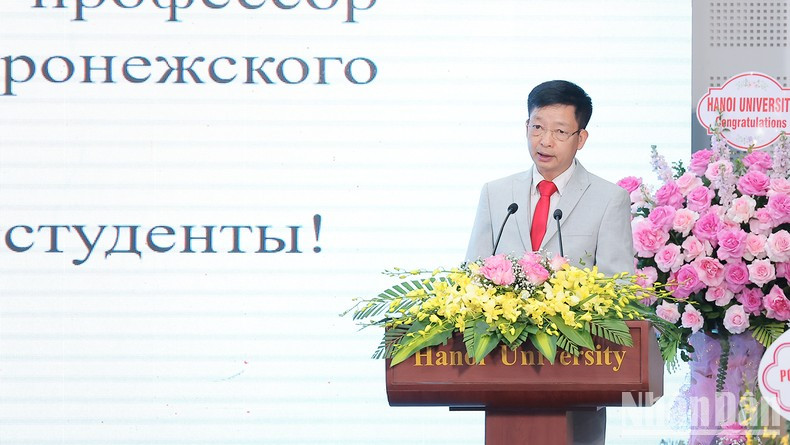 Кандидат наук Лыонг Нгок Минь, проректор по науке и инновациям Ханойского университета, выступает с речью. Кандидат наук Лыонг Нгок Минь, проректор по науке и инновациям Ханойского университета, выступает с речью.