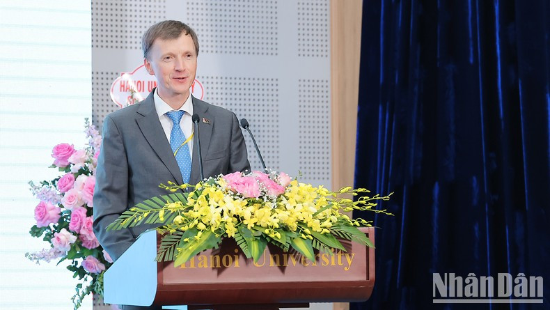 Советник-посланник Посольства Республики Беларусь во Вьетнаме Олег Шлома выступает с речью. Советник-посланник Посольства Республики Беларусь во Вьетнаме Олег Шлома выступает с речью.