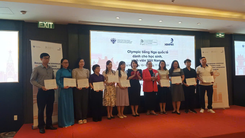 Вручаются удостоверения слушателям программы по повышению квалификации для вьетнамских русистов. Фото: Т. Лам Вручаются удостоверения слушателям программы по повышению квалификации для вьетнамских русистов. Фото: Т. Лам