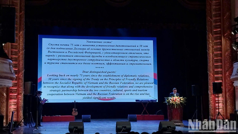 Замминистра культуры, спорта и туризма Вьетнама Хоанг Дао Кыонг выступает с речью. Замминистра культуры, спорта и туризма Вьетнама Хоанг Дао Кыонг выступает с речью.