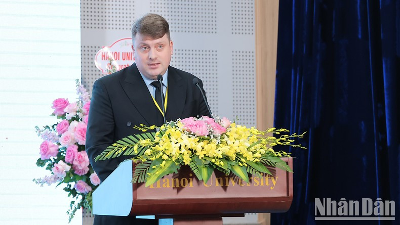 Директор РЦНК в Ханое Владимир Мурашкин выступает с речью. Директор РЦНК в Ханое Владимир Мурашкин выступает с речью.