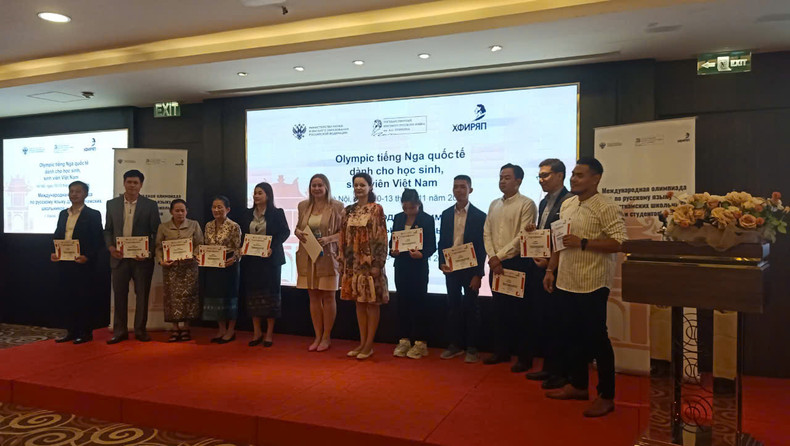 Вручаются удостоверения участникам методического семинара русистов стран ЮВА. Фото: Т. Лам Вручаются удостоверения участникам методического семинара русистов стран ЮВА. Фото: Т. Лам