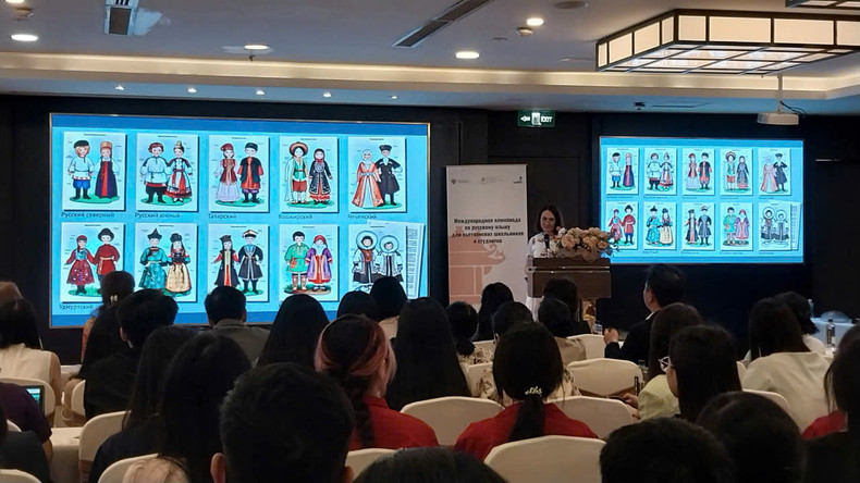 Супруга Посла РФ во Вьетнаме Елена Бездетко представляет традиционные русские костюмы. Фото: Т. Лам Супруга Посла РФ во Вьетнаме Елена Бездетко представляет традиционные русские костюмы. Фото: Т. Лам