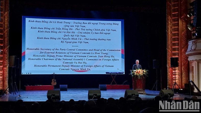 Чрезвычайный и Полномочный Посол РФ во Вьетнаме Геннадий Бездетко выступает с речью. Чрезвычайный и Полномочный Посол РФ во Вьетнаме Геннадий Бездетко выступает с речью.