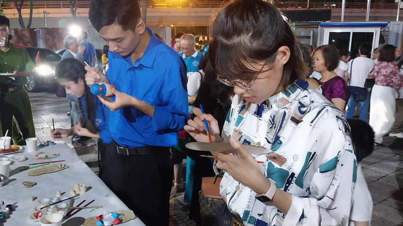 Гости украшают матрешки и тарелки.