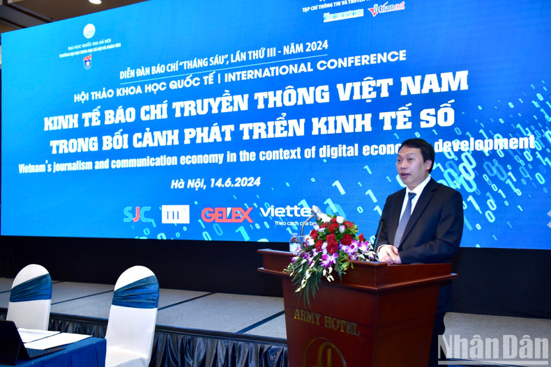 Заместитель министра информации и коммуникаций Нгуен Хюи Зунг выступает с речью. Заместитель министра информации и коммуникаций Нгуен Хюи Зунг выступает с речью.