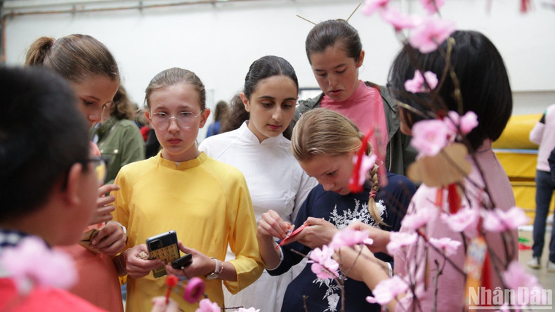 Французским детям интересно узнать о традиционном вьетнамском обычае дарить счастливые деньги на Новый год по лунному календарю. Французским детям интересно узнать о традиционном вьетнамском обычае дарить счастливые деньги на Новый год по лунному календарю.