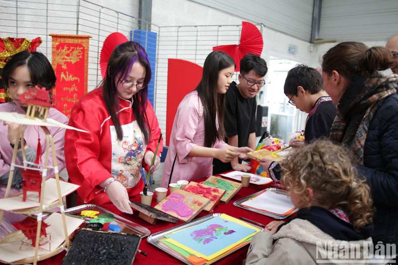 Знакомство с процессом создания народной картины Донгхо. Знакомство с процессом создания народной картины Донгхо.