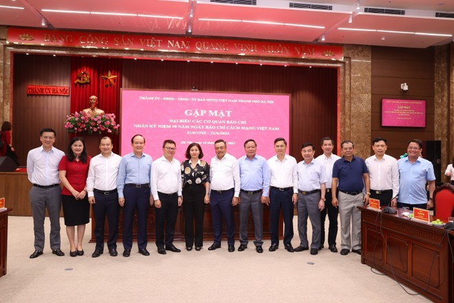 Встреча руководителей г. Ханоя с представителями пресс-агентств по случаю Дня вьетнамской революционной прессы. Фото: Кхай Лам Встреча руководителей г. Ханоя с представителями пресс-агентств по случаю Дня вьетнамской революционной прессы. Фото: Кхай Лам