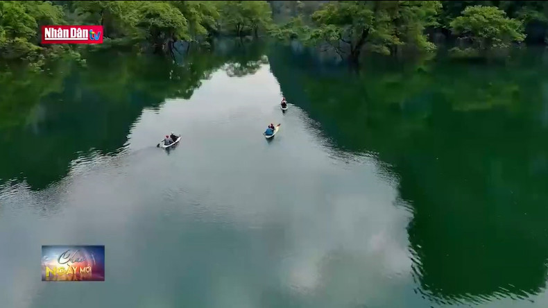 Туристы катаются на лодке по озеру.