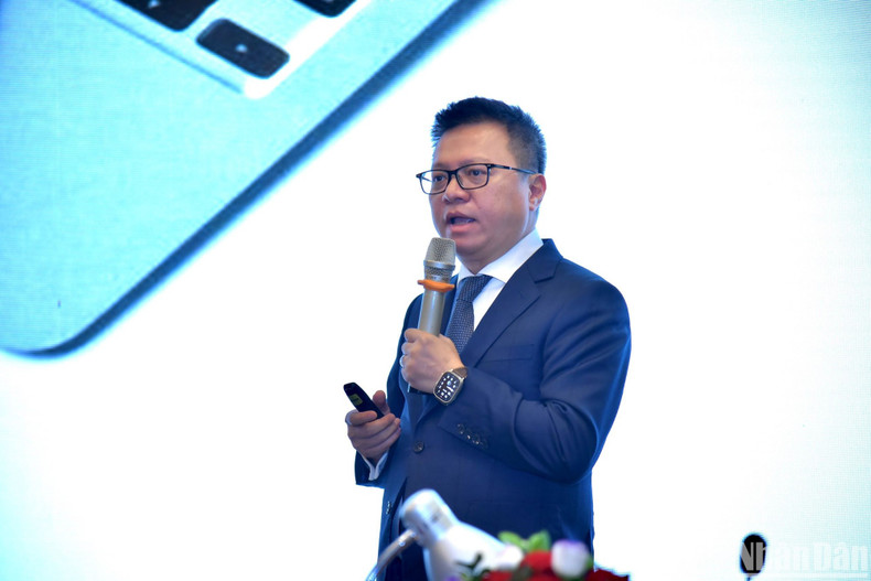 Главный редактор газеты «Нянзан» Ле Куок Минь выступает с докладом. Главный редактор газеты «Нянзан» Ле Куок Минь выступает с докладом.