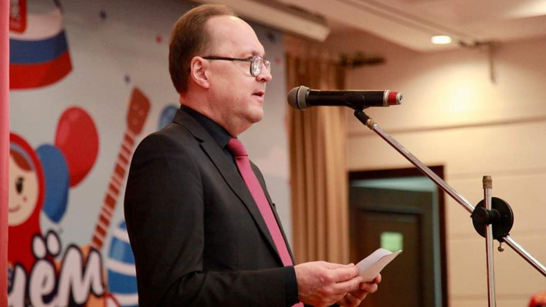 Посол России во Вьетнаме Геннадий Бездетко выступает с речью.