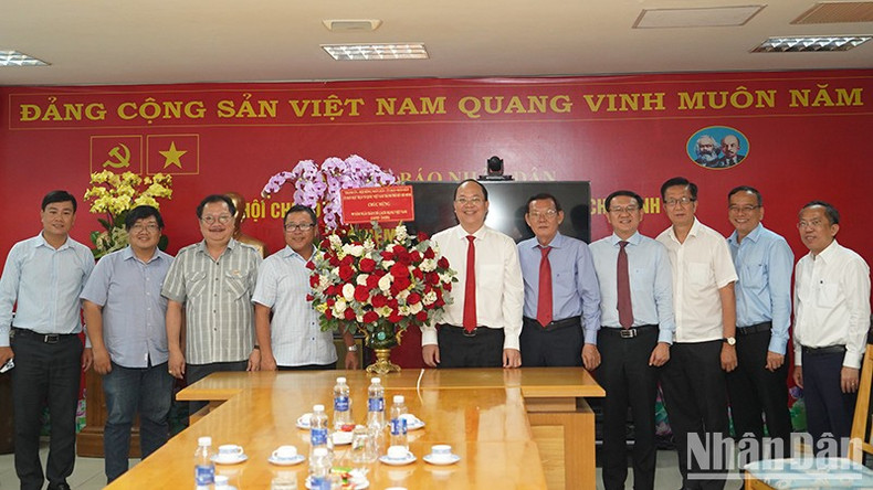 Делегация Парткома, Народного совета, Народного комитета, комитета ОФВ г. Хошимина и руководители представительства газеты «Нянзан» в г. Хошимине. Фото: Тхэ Ань Делегация Парткома, Народного совета, Народного комитета, комитета ОФВ г. Хошимина и руководители представительства газеты «Нянзан» в г. Хошимине. Фото: Тхэ Ань