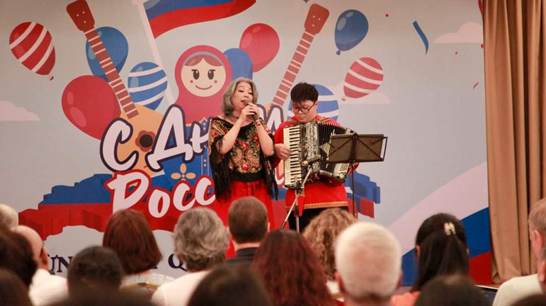 Русские мелодии наполнили зал праздничной атмосферой.