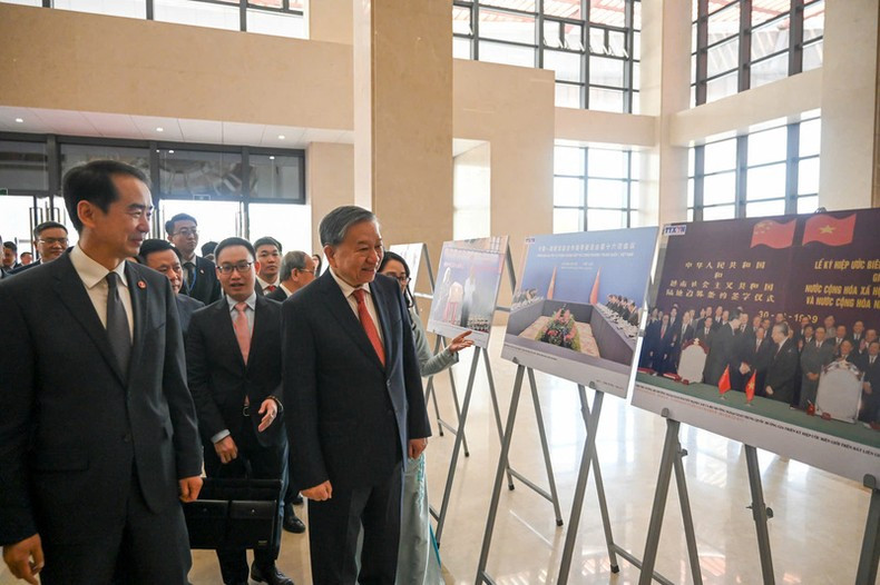 Генеральный секретарь ЦК КПВ То Лам и делегаты посещают фотовыставку. Генеральный секретарь ЦК КПВ То Лам и делегаты посещают фотовыставку.