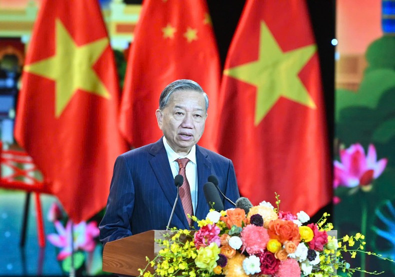 Генеральный секретарь ЦК КПВ То Лам выступает с речью. Генеральный секретарь ЦК КПВ То Лам выступает с речью.