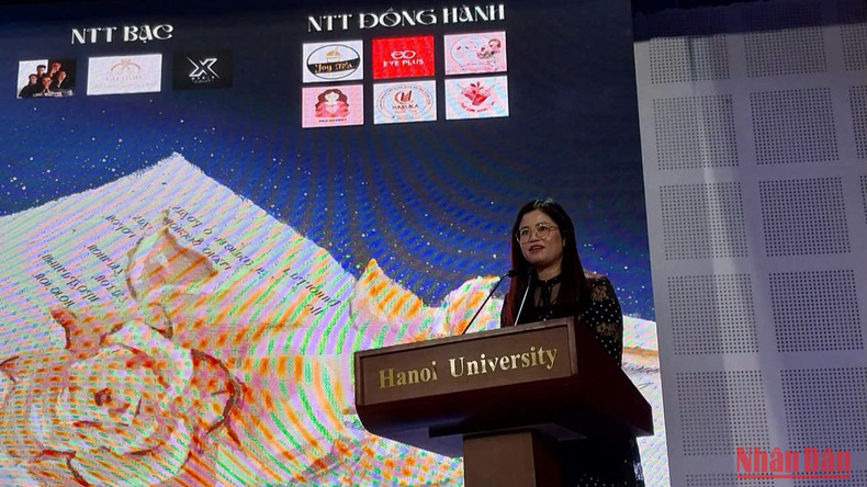 Декан Факультета русского языка Чыонг Тхи Фыонг Тхань выступает с речью. Фото: Т. Лам Декан Факультета русского языка Чыонг Тхи Фыонг Тхань выступает с речью. Фото: Т. Лам