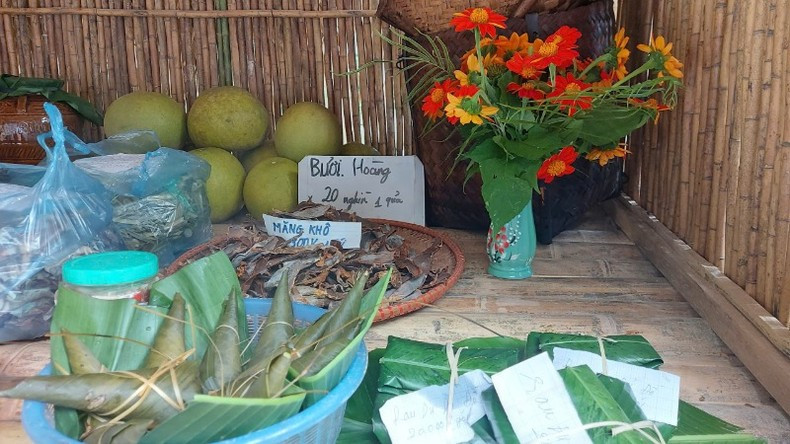 Сельскохозяйственная продукция аккуратно выставлена и красиво оформлена. Сельскохозяйственная продукция аккуратно выставлена и красиво оформлена.