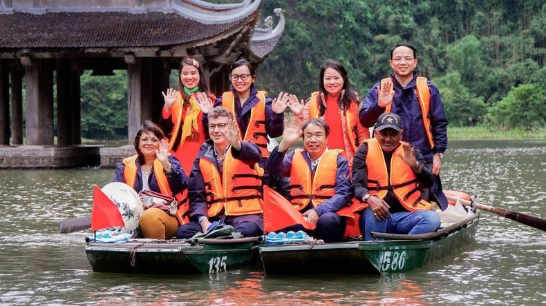 Делегация ЮНЕСКО и представители предприятия Суанчыонг посещают Чанган. Фото: Департамент туризма провинции Ниньбинь Делегация ЮНЕСКО и представители предприятия Суанчыонг посещают Чанган. Фото: Департамент туризма провинции Ниньбинь