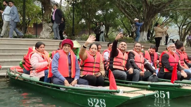 Индийские туристы на пристани Чанган. Фото: Департамент туризма провинции Нньбинь Индийские туристы на пристани Чанган. Фото: Департамент туризма провинции Нньбинь