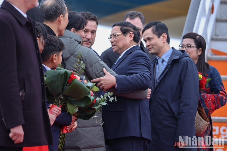 Церемония встречи Премьер-министра Фам Минь Тьиня с супругой в международном аэропорту им. Анри Коанды. Фото: Тхань Жанг