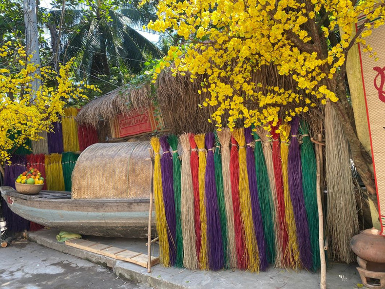 Ярко-желтые цветы охны цельнокрайней и яркие связки осоки создают новое пространство, которое нравится многим молодым людям. Фото: tourismcantho.vn Ярко-желтые цветы охны цельнокрайней и яркие связки осоки создают новое пространство, которое нравится многим молодым людям. Фото: tourismcantho.vn