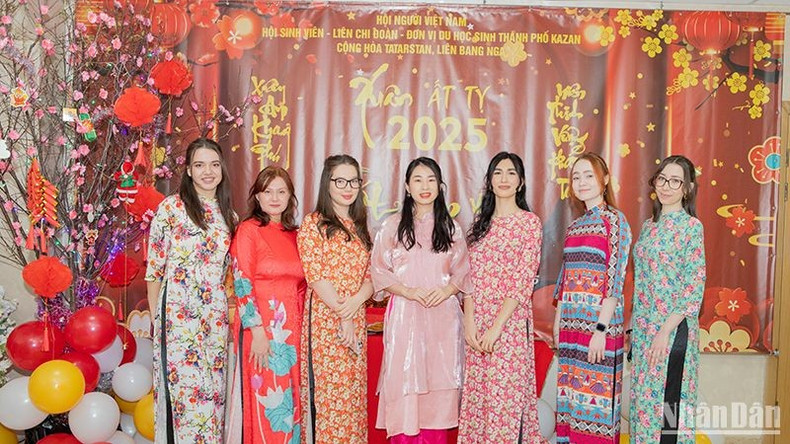 Российские студенты, изучающие вьетнамский язык в Казанском федеральном университете, фотографируются с вьетнамским преподавателем. Фото: Хюи Хоанг Российские студенты, изучающие вьетнамский язык в Казанском федеральном университете, фотографируются с вьетнамским преподавателем. Фото: Хюи Хоанг