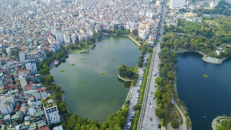 Озеро Бамау расположено в квартале Фыонглиен района Донгда. Озеро Бамау расположено в квартале Фыонглиен района Донгда.