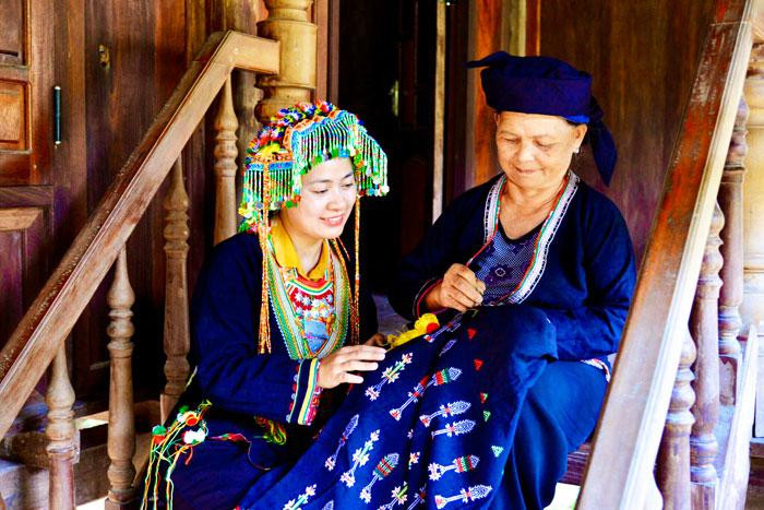 Костюмы жителей народности Заолуданг в общине Тхиенхоа существуют издавна и сделаны полностью вручную. В настоящее время местные жители по-прежнему активно сохраняют и распространяют свои традиционные костюмы путем обучения шитью, вышиванию или продажи и проката костюмов. Костюмы жителей народности Заолуданг в общине Тхиенхоа существуют издавна и сделаны полностью вручную. В настоящее время местные жители по-прежнему активно сохраняют и распространяют свои традиционные костюмы путем обучения шитью, вышиванию или продажи и проката костюмов.