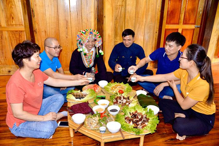 Кухня считается уникальной культурной особенностью народности Зао с особыми блюдами, такими как рыба на гриле, пироги «баньзэй» и клейкий рис. Кухня считается уникальной культурной особенностью народности Зао с особыми блюдами, такими как рыба на гриле, пироги «баньзэй» и клейкий рис.