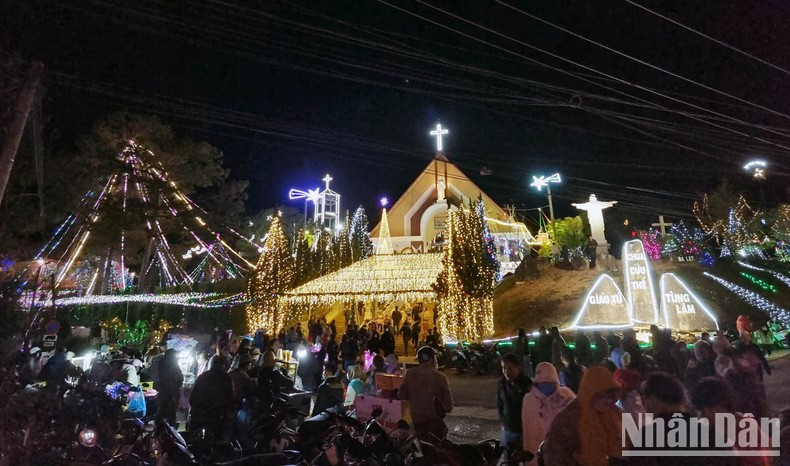 Церкви блестяще украшены мерцающими цветными лампочками и яркими цветами. Церкви блестяще украшены мерцающими цветными лампочками и яркими цветами.