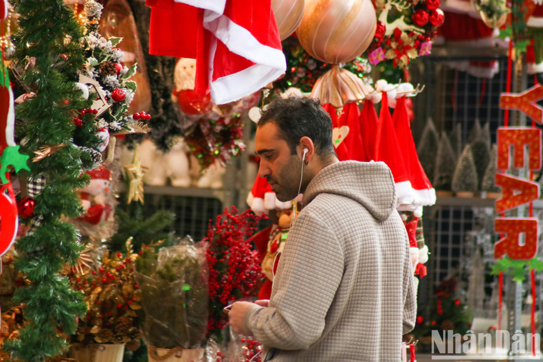 Иностранцы на улицах Ханоя.