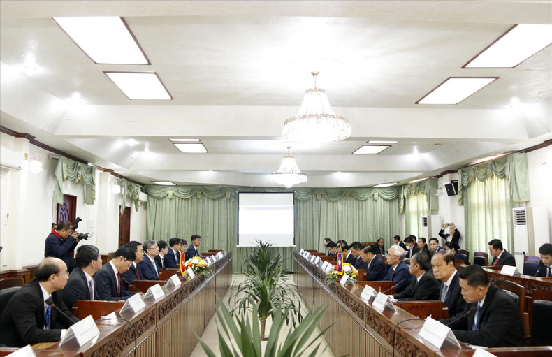 Общий вид встречи товарищей Нгуен Суан Тханга и Кхамфана Пхеуявонга. Фото: ВИА