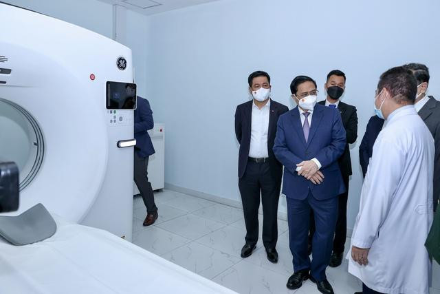 Премьер-министр Фам Минь Тьинь посещает больницу Тьорэй-Пномпень. Фото: VGP Премьер-министр Фам Минь Тьинь посещает больницу Тьорэй-Пномпень. Фото: VGP