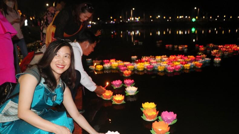 Выпуск цветочных фонариков в зоне Аобаом Выпуск цветочных фонариков в зоне Аобаом