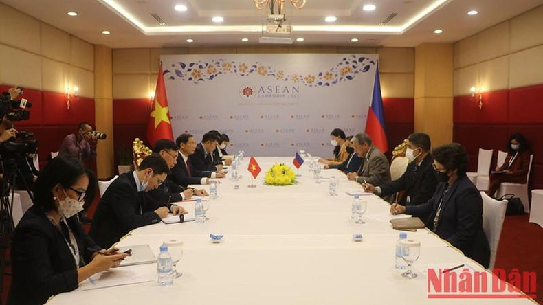 Общий вид встречи Министра Буй Тхань Шона и Министра иностранных дел Филиппин Энрике Манало. Общий вид встречи Министра Буй Тхань Шона и Министра иностранных дел Филиппин Энрике Манало.