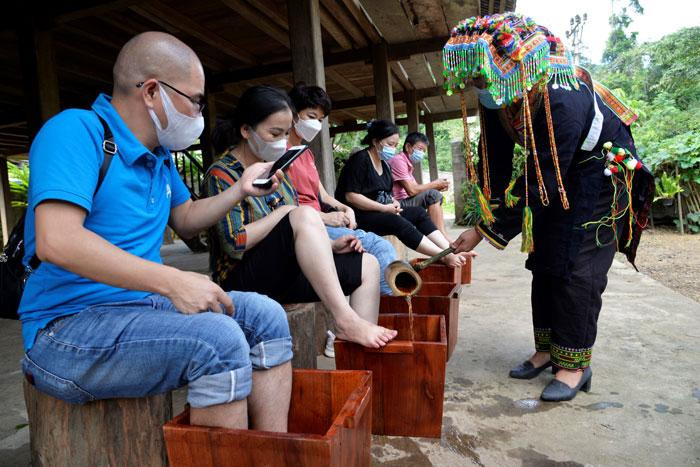 В Ланлуонге также предоставлены ванна с лекарственными травами и услуги вымачивания ног в водном растворе из растительных лекарств по рецептам народности Зао. В Ланлуонге также предоставлены ванна с лекарственными травами и услуги вымачивания ног в водном растворе из растительных лекарств по рецептам народности Зао.