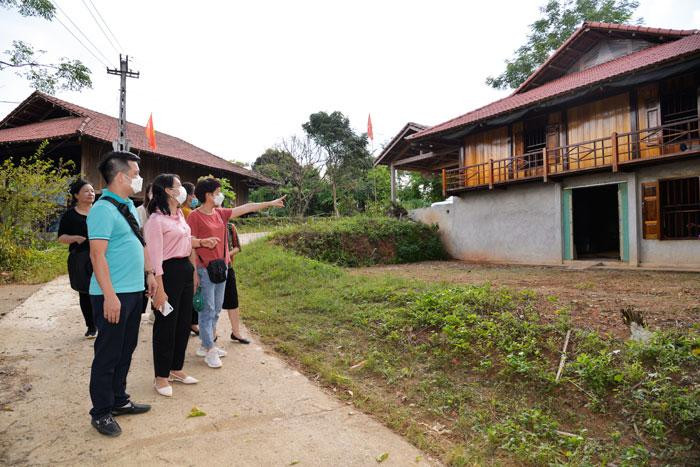 Приезжая в селение жителей народности Зао в Ланлуонге, туристы имеют возможность полюбоваться красотой традиционных домов на сваях с уникальными архитектурными особенностями. Приезжая в селение жителей народности Зао в Ланлуонге, туристы имеют возможность полюбоваться красотой традиционных домов на сваях с уникальными архитектурными особенностями.