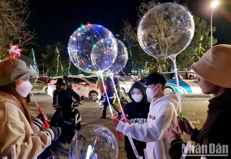 Молодые люди собираются и веселятся в канун Рождества. Молодые люди собираются и веселятся в канун Рождества.