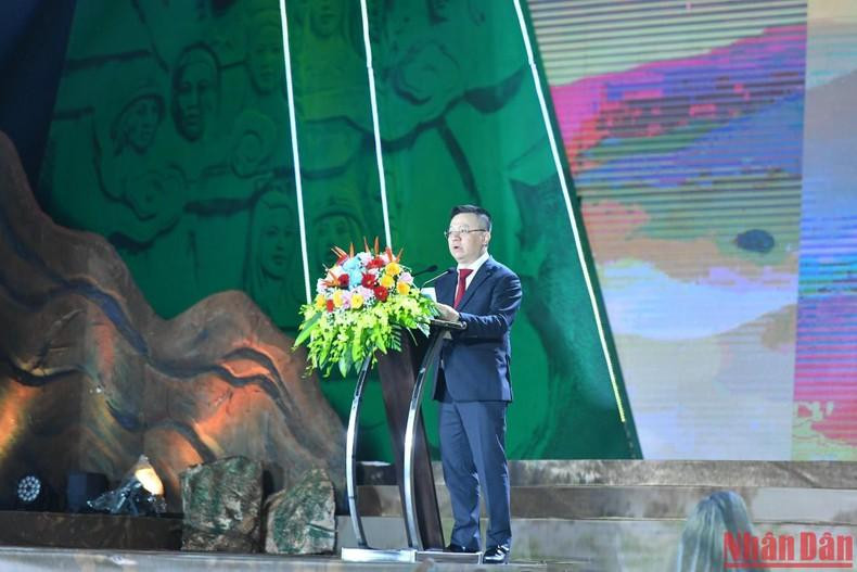 Товарищ Ле Куок Минь выступает с речью на церемонии.