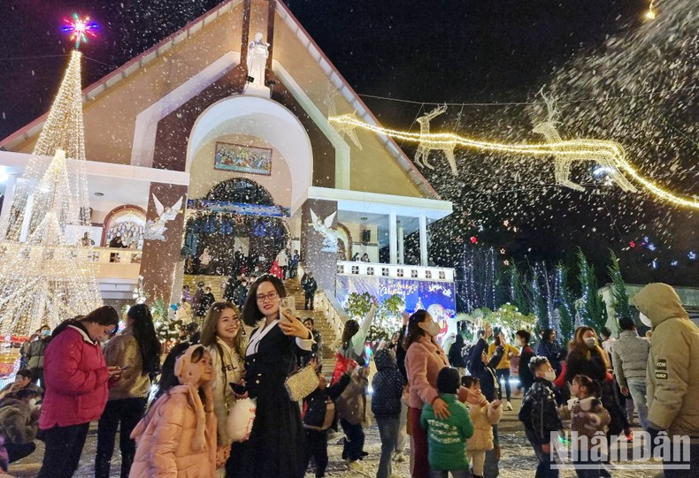 Жители города и посетители наслаждаются искусственным снегом. Жители города и посетители наслаждаются искусственным снегом.