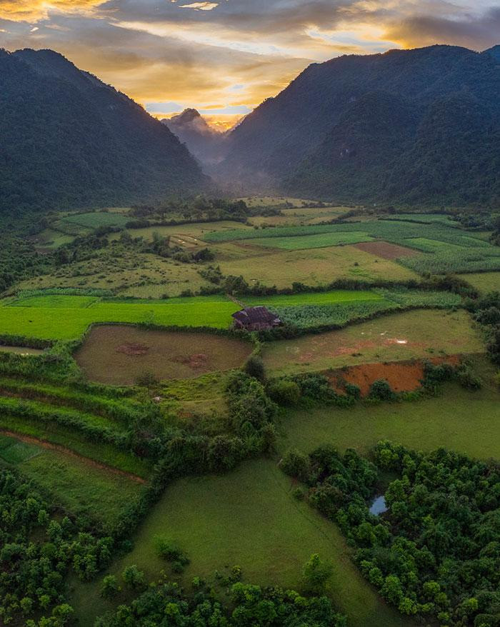 Привлекательным моментом являются большие и маленькие зеленые лужайки вперемежку с полями, создавая мирное и поэтичное пространство. Привлекательным моментом являются большие и маленькие зеленые лужайки вперемежку с полями, создавая мирное и поэтичное пространство.