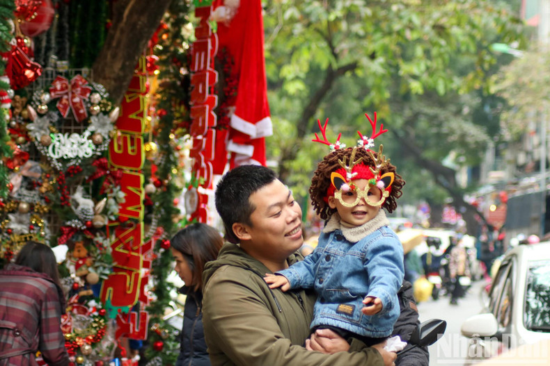 Родители приводят своих детей в старый квартал, чтобы купить игрушки и насладиться веселой и оживленной атмосферой наступающего Рождества.