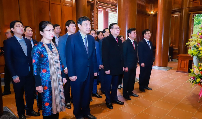 Председатель НС Выонг Динь Хюэ и рабочая делегация почитают память Президента Хо Ши Мина. Фото: Тхань Зюи Председатель НС Выонг Динь Хюэ и рабочая делегация почитают память Президента Хо Ши Мина. Фото: Тхань Зюи