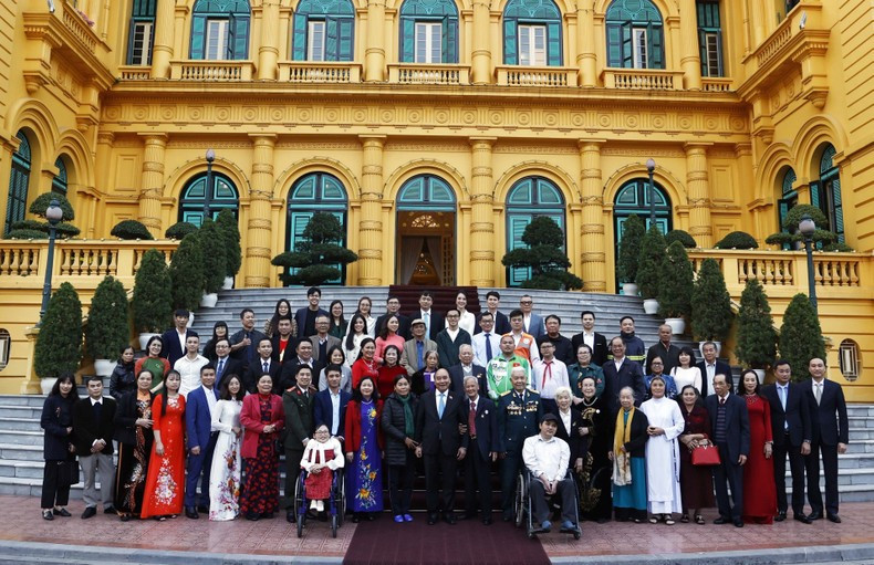 Президент Нгуен Суан Фук и делегаты фотографируются на память. Фото: ВИА Президент Нгуен Суан Фук и делегаты фотографируются на память. Фото: ВИА