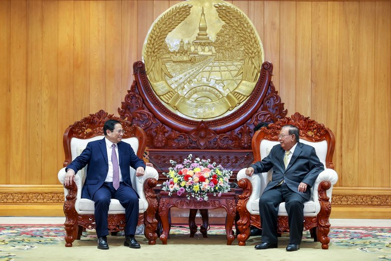 Премьер-министр Фам Минь Тьинь и бывший Генеральный секретарь ЦК НРПЛ, бывший Президент Лаоса Буннянг Ворачит. Премьер-министр Фам Минь Тьинь и бывший Генеральный секретарь ЦК НРПЛ, бывший Президент Лаоса Буннянг Ворачит.