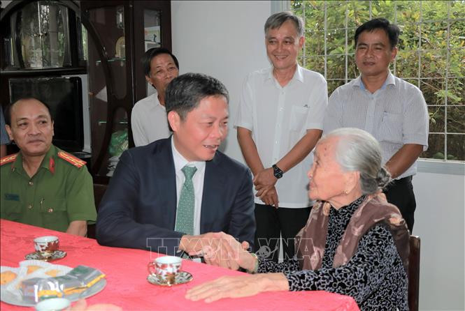 Товарищ Чан Туан Ань беседует с матерью-героиней Данг Тхи Нюнг. Фото: ВИА Товарищ Чан Туан Ань беседует с матерью-героиней Данг Тхи Нюнг. Фото: ВИА