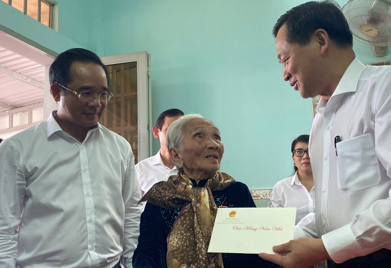 Вице-премьер Ле Минь Кхай вручает подарок матери-героине Лай Тхи Быонг. Фото: Тхань Фонг Вице-премьер Ле Минь Кхай вручает подарок матери-героине Лай Тхи Быонг. Фото: Тхань Фонг